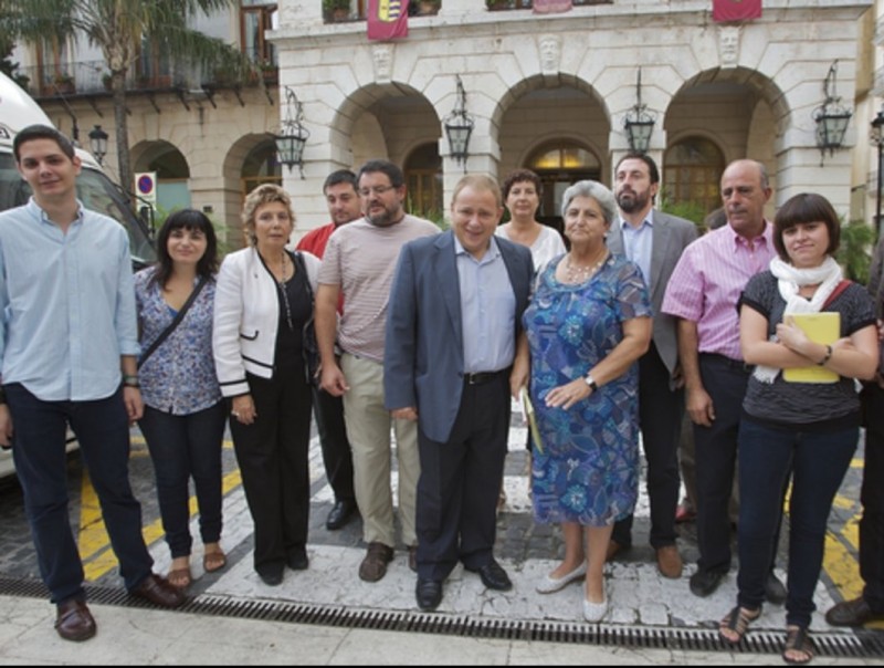 Candidatura socialista a les portes de l'Ajuntament. ARXIU