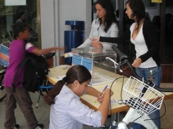 Una de les taules que es van muntar als instituts per recollir els vots dels estudiants. AJUNTAMENT DE PALMA