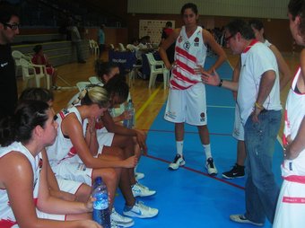 Díez dóna instruccions durant un temps mort, ahir.  UNI GIRONA