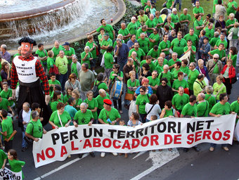 Els manifestants davant de la Delegació del Govern a Lleida ACN