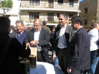 El conseller Joaquim Nadal i el delegat del govern, Jordi Martinoy, visiten la Fira de l'Oli de Ventalló. 