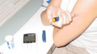 Una noia diabètica, s'injecta insulina. L. B