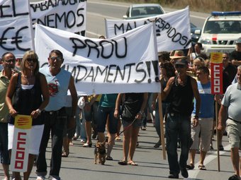 Protesta de treballadors l'estiu de 2009 en contra dels acomiadaments a l'Ajuntament de Roda. ELISABETH MAGRE