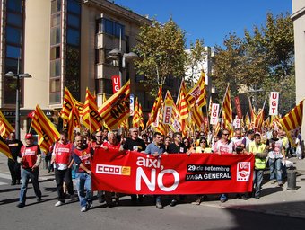 UGT i CCOO van reunir ahir al migdia unes 2.500 persones en una manifestació que va recórrer el centre de Vilanova i la Geltrú sense provocar cap incident, tret d'algunes retencions. L.M