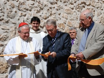Josep Poblet, talla la cinta inaugural de la remodelació de la façana de l'església