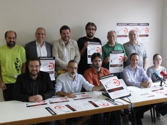 Representants de la CCQC, ahir, amb el cartell de la manifestació de diumenge a Sabadell E.A