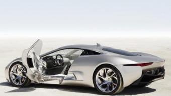 El Concept C-X75 de Jaguar (a dalt) és realment espectacular. Quatre motors elèctrics sumen més de 500 CV de potència i, a més, té una autonomia de les bateries arriba als 900 quilòmetres.