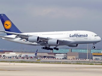 L'Airbus 380, l'avió comercial més gran del món, aterra a l'aeroport del Prat JUANMA RAMOS