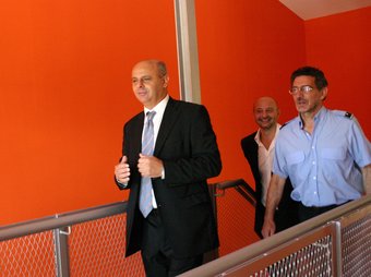 Joan Boada, en primer terme, visitant les instal·lacions. M. B.