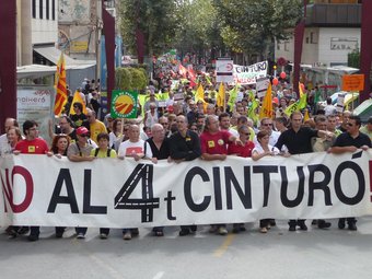 La capçalera de la manifestació ahir a Sabadell amb Joan Herrera i Joan Ridao. A. MERCADER