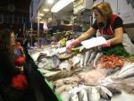 Imatge recent de la parada de peixos Serra al mercat de Girona, a la plaça del Lleó.  MANEL LLADÓ