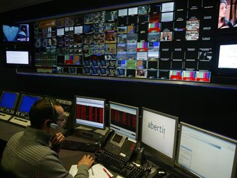 Centre de control d'una emissora de televisió. ARXIU