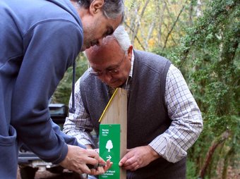 Dos voluntaris instal·lant un indicador d'El Camí a la vall d'Hortmoier (Montagut i Oix) . PAS