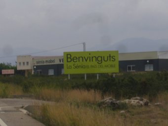 Un cartell de promoció de “La Sénia país del moble” a l'entrada del municipi. L.M