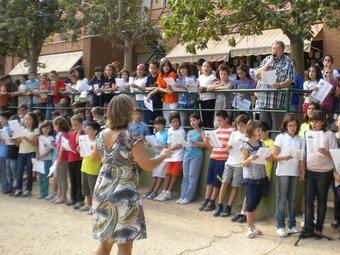 Moment en que la coral del centre interpreta les cançons junt a Paco Muñoz. F. FRESQUET