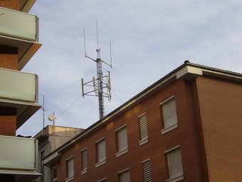 L'antena del carrer Escubós va crear polèmica per la proximitat als edificis. J.C