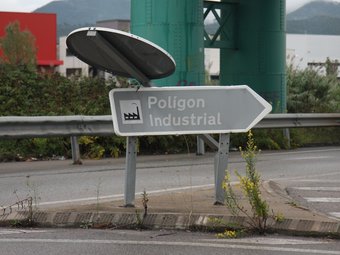 Senyal de tràfic a l'entrada del polígon ‘Sector Mollet', a Parets del Vallès.  FRANCESC MUÑOZ