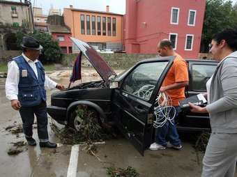 Una imatge d'un dels cotxes que es va endur la crescuda del riu Llobregat a la Jonquera. Estaven mal aparcats en un pàrquing que s'havia tancat. CLICKART FOTO / JORDI RIBOT