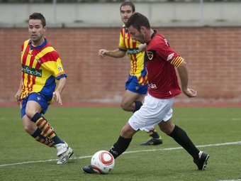 Albert Virgili condueix la pilota en el partit jugat aquest dimarts contra el Vilafranca, en què va fer un hat-trick.  TJERK V.D.MEULEN