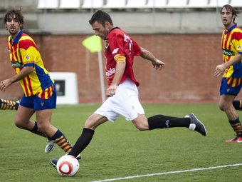 Virgili engalta un xut en el partit d'ahir contra el Vilafranca.  TJERK VAN DER MEULEN