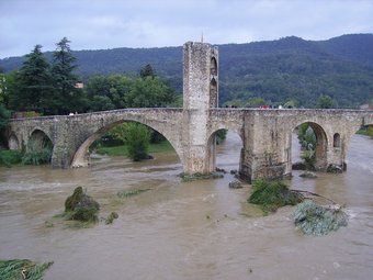 El Fluvià, que ahir anava molt ple, passant per sota el pont de Besalú. SALVADOR GARCIA-ARBÓS