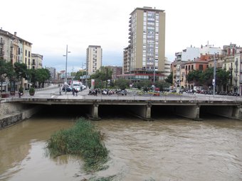 L'Onyar ahir al seu pas per Girona, on va portar molta més aigua del que és habitual i va superar els 50 metres cúbics per segon DANI VILÀ