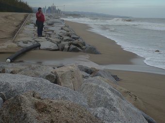 La platja de Cabrera de Mar ha desaparegut davant els pisos de Costamar. E. FERRAN