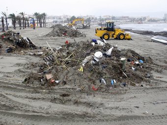 Les màquines fan neteja a la platja de l'Arenal. ARXIU
