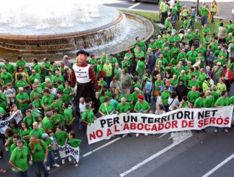 Una de les protestes, de la plataforma contrària a la planta de residus davant la delegació del govern a Lleida ARXIU