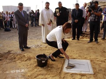 L'alcaldessa segella la llosa de la primera pedra davant la mirada dels assistents. CEDIDA