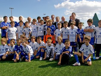 Grup de joves esportistes integrants de l'escola municipal de futbol. NAVARRO ESTEBAN