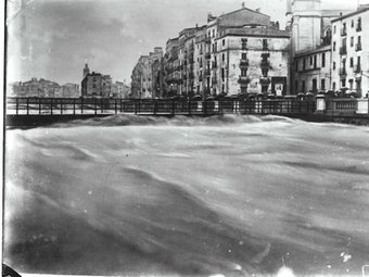 L'Onyar abans d'entrar al centre de Girona, completament desbocat durant les inundacions del 18 d'octubre del 1940. AJUNTAMENT DE GIRONA. CRDI (FOTO LUX)