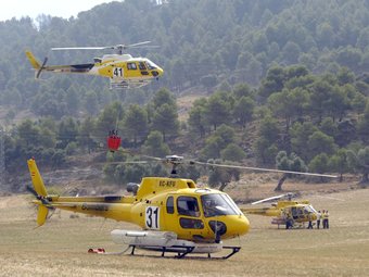 Helicòpters en l'extinció de l'incendi d'Horta que va costar la vida a cinc bombers, el juliol del 2009. JUDIT FERNÁNDEZ