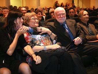 Xavier Dalfó amb la seva dona, Isabel Clara-Simó, en un moment de la celebració. Al costat, Narcís Genís MANEL LLADÓ