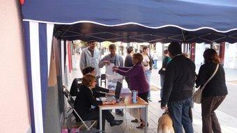 Rubinencs votant al col·legi electoral de l'avinguda de Barcelona, on hi ha la seu de campanya de Rubí Decideix. C.A.F