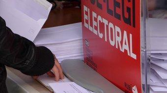 Una persona escollint l'opció del ‘Sí' aquesta tarda al col·legi electoral ubicat a la seu de campanya de Rubí Decideix. C.A.F