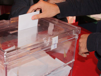 Un ciutadà vota a Rubí ACN