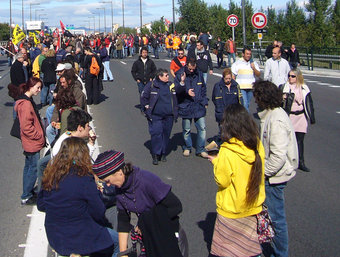Els manifestants al Pont d'Aragó de Perpinyà aquest dimarts al matí. ACN
