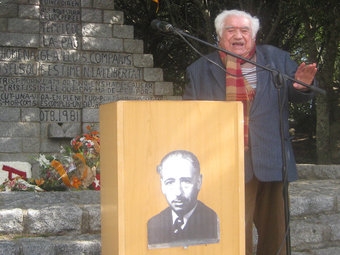 Armand Samsó, donant les gràcies pel guardó rebut, davant el monument del Coll de Manrella M. CAROL