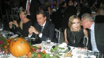 Anne Igartiburu, Artur Mas i Scarlett Johansson , durant el sopar dels premis Botón de Mango REDACCIÓ