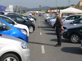 Un dels primers visitants, ahir al matí, mirant l'oferta de vehicles de l'Expocasió. ANNA PUIG