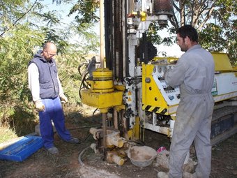 La màquina perforadora ha tret cates de 25 metres de profunditat. CEDIDA