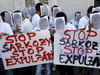 Una imatge de protestes contra la política d'expulsió promoguda pel govern francès. AGÈNCIES