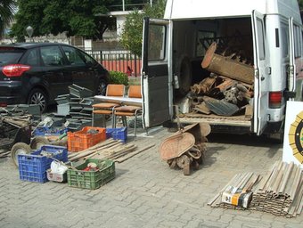 Material agrícola que la policia local del Vendrell va recuperar aquest dijous en un control a la carretera de Valls, on va aturar una furgoneta que transportava els objectes. EL PUNT / CME