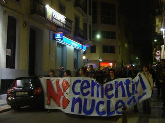Els manifestants van passar per davant la seu de CiU a Tortosa. L.M