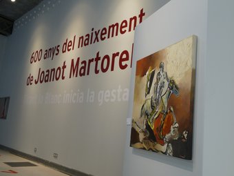 Cartell penjat a Badalona amb motiu d'una exposició sobre Joanot Martorell. ARXIU