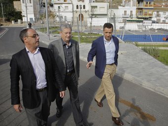 Zaplana i Fernando Mut recorren diversos indrets de Gandia. JUANTXO RIBES