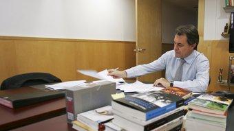 El líder de CiU, Artur Mas, al seu despatx, a la seu de Convergència ROBERT RAMOS