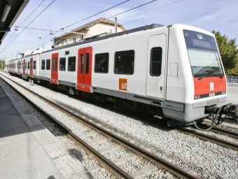 Un tren dels Ferrocarrils de la Generalitat de Catalunya en una estació ROBERT RAMOS