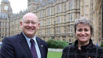 La foto que ahir buscava ERC, Anna Simó i el diputat gal·lès Haywell Williams a Westminster ACN